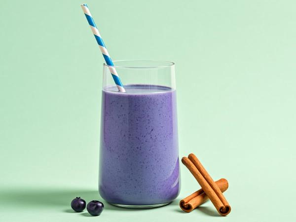 Wenn die Energie nachlässt: Getränk aus Heidelbeeren, Kokosmilch und Zimt, das die Natur als Ersatz für Energydrinks bietet